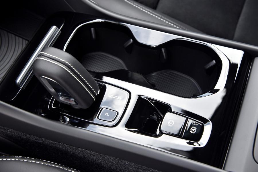 Детали интерьера Volvo XC40 D4 R-Design 2017 года  (WW) (фото 12 из 44)